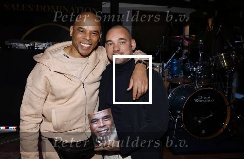 IJsselstin 27 november 2023
Boekpresentatie Glenn Helder . Wesley Sneijder krijgt het eerste exemplaar.
