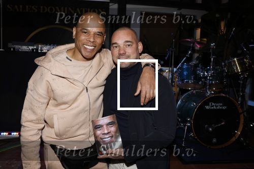 IJsselstin 27 november 2023
Boekpresentatie Glenn Helder . Wesley Sneijder krijgt het eerste exemplaar.