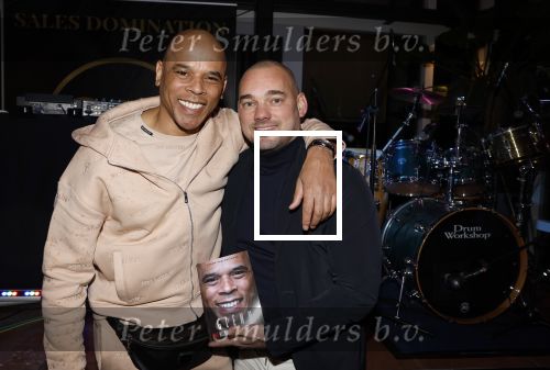 IJsselstin 27 november 2023
Boekpresentatie Glenn Helder . Wesley Sneijder krijgt het eerste exemplaar.