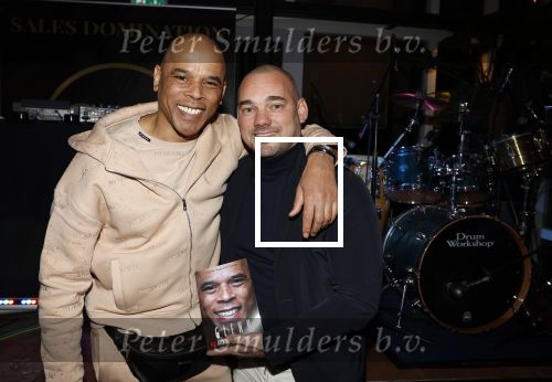 IJsselstin 27 november 2023
Boekpresentatie Glenn Helder . Wesley Sneijder krijgt het eerste exemplaar.