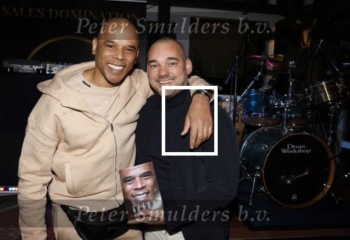IJsselstin 27 november 2023
Boekpresentatie Glenn Helder . Wesley Sneijder krijgt het eerste exemplaar.