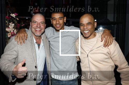 IJsselstin 27 november 2023
Boekpresentatie Glenn Helder . Wesley Sneijder krijgt het eerste exemplaar.
Glenn Helder met zoon en Andy v d Meijde