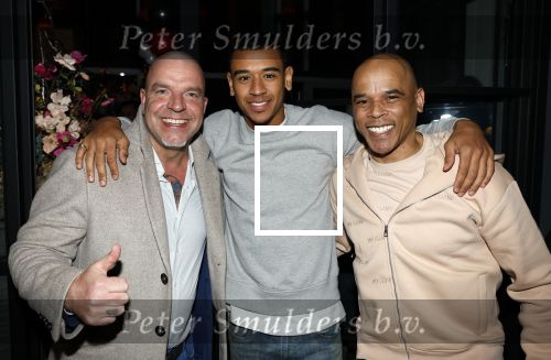 IJsselstin 27 november 2023
Boekpresentatie Glenn Helder . Wesley Sneijder krijgt het eerste exemplaar.
Glenn Helder met zoon en Andy v d Meijde
