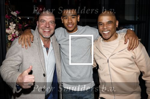 IJsselstin 27 november 2023
Boekpresentatie Glenn Helder . Wesley Sneijder krijgt het eerste exemplaar.
Glenn Helder met zoon en Andy v d Meijde