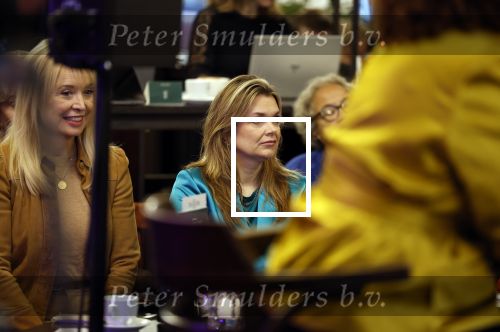 Den Haag 13 november 2023
In aanloop naar de Tweede Kamerverkiezingen organiseren de vrouwenbladen Libelle, Margriet, Flair en Nouveau gezamenlijk het VerkiezingscafÃ©. De vier hoofdredacteuren verwelkomen prominente vrouwen op de kieslijst van de grootste politieke partijen.
Op maandag 13 november 2023 gaan vooraanstaande vrouwelijke politici van verschillende partijen met elkaar in debat, onder leiding van journaliste Diana Matroos. Hoofdredacteuren Hilmar Mulder (Libelle), Helene van Santen (Margriet), Marije Veerman (Flair) en Claudia Straatmans (Nouveau) praten met hen over de belangrijkste themaâ€™s die hun lezeressen aangaan.
De volgende vrouwelijke politici schuiven aan om te vertellen waarvoor zij staan tijdens de Tweede Kamerverkiezingen: Sophie Hermans (VVD), Caroline van der Plas (BBB), Lisa Westerveld (GroenLinks/PvdA), Hilde Palland (CDA), JoÃ«lle Gooijer (ChristenUnie), Anne-Marijke Podt (D66) en Lilian Marijnissen (SP). Alles speelt zich af bij Dudok.