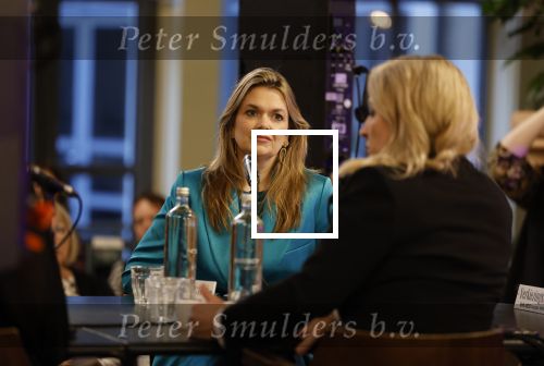 Den Haag 13 november 2023
In aanloop naar de Tweede Kamerverkiezingen organiseren de vrouwenbladen Libelle, Margriet, Flair en Nouveau gezamenlijk het VerkiezingscafÃ©. De vier hoofdredacteuren verwelkomen prominente vrouwen op de kieslijst van de grootste politieke partijen.
Op maandag 13 november 2023 gaan vooraanstaande vrouwelijke politici van verschillende partijen met elkaar in debat, onder leiding van journaliste Diana Matroos. Hoofdredacteuren Hilmar Mulder (Libelle), Helene van Santen (Margriet), Marije Veerman (Flair) en Claudia Straatmans (Nouveau) praten met hen over de belangrijkste themaâ€™s die hun lezeressen aangaan.
De volgende vrouwelijke politici schuiven aan om te vertellen waarvoor zij staan tijdens de Tweede Kamerverkiezingen: Sophie Hermans (VVD), Caroline van der Plas (BBB), Lisa Westerveld (GroenLinks/PvdA), Hilde Palland (CDA), JoÃ«lle Gooijer (ChristenUnie), Anne-Marijke Podt (D66) en Lilian Marijnissen (SP). Alles speelt zich af bij Dudok.