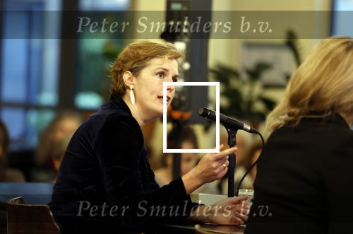 Den Haag 13 november 2023
In aanloop naar de Tweede Kamerverkiezingen organiseren de vrouwenbladen Libelle, Margriet, Flair en Nouveau gezamenlijk het VerkiezingscafÃ©. De vier hoofdredacteuren verwelkomen prominente vrouwen op de kieslijst van de grootste politieke partijen.
Op maandag 13 november 2023 gaan vooraanstaande vrouwelijke politici van verschillende partijen met elkaar in debat, onder leiding van journaliste Diana Matroos. Hoofdredacteuren Hilmar Mulder (Libelle), Helene van Santen (Margriet), Marije Veerman (Flair) en Claudia Straatmans (Nouveau) praten met hen over de belangrijkste themaâ€™s die hun lezeressen aangaan.
De volgende vrouwelijke politici schuiven aan om te vertellen waarvoor zij staan tijdens de Tweede Kamerverkiezingen: Sophie Hermans (VVD), Caroline van der Plas (BBB), Lisa Westerveld (GroenLinks/PvdA), Hilde Palland (CDA), JoÃ«lle Gooijer (ChristenUnie), Anne-Marijke Podt (D66) en Lilian Marijnissen (SP). Alles speelt zich af bij Dudok.