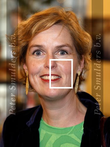 Den Haag 13 november 2023
In aanloop naar de Tweede Kamerverkiezingen organiseren de vrouwenbladen Libelle, Margriet, Flair en Nouveau gezamenlijk het VerkiezingscafÃ©. De vier hoofdredacteuren verwelkomen prominente vrouwen op de kieslijst van de grootste politieke partijen.
Op maandag 13 november 2023 gaan vooraanstaande vrouwelijke politici van verschillende partijen met elkaar in debat, onder leiding van journaliste Diana Matroos. Hoofdredacteuren Hilmar Mulder (Libelle), Helene van Santen (Margriet), Marije Veerman (Flair) en Claudia Straatmans (Nouveau) praten met hen over de belangrijkste themaâ€™s die hun lezeressen aangaan.
De volgende vrouwelijke politici schuiven aan om te vertellen waarvoor zij staan tijdens de Tweede Kamerverkiezingen: Sophie Hermans (VVD), Caroline van der Plas (BBB), Lisa Westerveld (GroenLinks/PvdA), Hilde Palland (CDA), JoÃ«lle Gooijer (ChristenUnie), Anne-Marijke Podt (D66) en Lilian Marijnissen (SP). Alles speelt zich af bij Dudok.