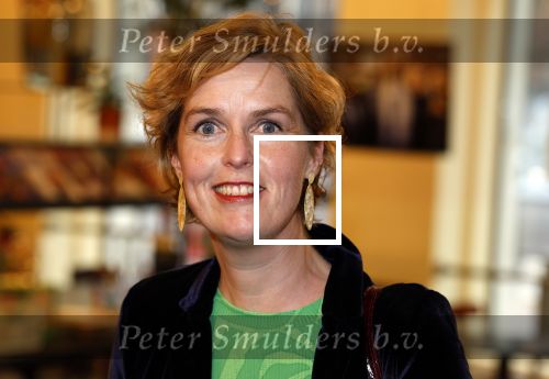 Den Haag 13 november 2023
In aanloop naar de Tweede Kamerverkiezingen organiseren de vrouwenbladen Libelle, Margriet, Flair en Nouveau gezamenlijk het VerkiezingscafÃ©. De vier hoofdredacteuren verwelkomen prominente vrouwen op de kieslijst van de grootste politieke partijen.
Op maandag 13 november 2023 gaan vooraanstaande vrouwelijke politici van verschillende partijen met elkaar in debat, onder leiding van journaliste Diana Matroos. Hoofdredacteuren Hilmar Mulder (Libelle), Helene van Santen (Margriet), Marije Veerman (Flair) en Claudia Straatmans (Nouveau) praten met hen over de belangrijkste themaâ€™s die hun lezeressen aangaan.
De volgende vrouwelijke politici schuiven aan om te vertellen waarvoor zij staan tijdens de Tweede Kamerverkiezingen: Sophie Hermans (VVD), Caroline van der Plas (BBB), Lisa Westerveld (GroenLinks/PvdA), Hilde Palland (CDA), JoÃ«lle Gooijer (ChristenUnie), Anne-Marijke Podt (D66) en Lilian Marijnissen (SP). Alles speelt zich af bij Dudok.