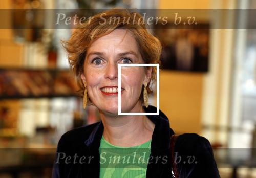 Den Haag 13 november 2023
In aanloop naar de Tweede Kamerverkiezingen organiseren de vrouwenbladen Libelle, Margriet, Flair en Nouveau gezamenlijk het VerkiezingscafÃ©. De vier hoofdredacteuren verwelkomen prominente vrouwen op de kieslijst van de grootste politieke partijen.
Op maandag 13 november 2023 gaan vooraanstaande vrouwelijke politici van verschillende partijen met elkaar in debat, onder leiding van journaliste Diana Matroos. Hoofdredacteuren Hilmar Mulder (Libelle), Helene van Santen (Margriet), Marije Veerman (Flair) en Claudia Straatmans (Nouveau) praten met hen over de belangrijkste themaâ€™s die hun lezeressen aangaan.
De volgende vrouwelijke politici schuiven aan om te vertellen waarvoor zij staan tijdens de Tweede Kamerverkiezingen: Sophie Hermans (VVD), Caroline van der Plas (BBB), Lisa Westerveld (GroenLinks/PvdA), Hilde Palland (CDA), JoÃ«lle Gooijer (ChristenUnie), Anne-Marijke Podt (D66) en Lilian Marijnissen (SP). Alles speelt zich af bij Dudok.