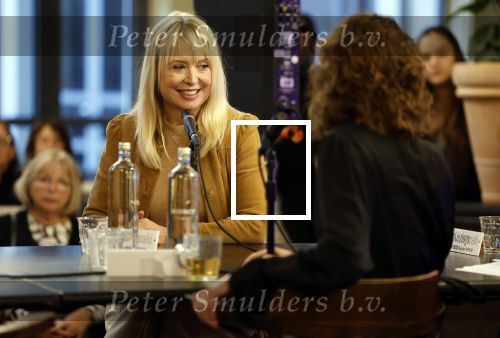 Den Haag 13 november 2023
In aanloop naar de Tweede Kamerverkiezingen organiseren de vrouwenbladen Libelle, Margriet, Flair en Nouveau gezamenlijk het VerkiezingscafÃ©. De vier hoofdredacteuren verwelkomen prominente vrouwen op de kieslijst van de grootste politieke partijen.
Op maandag 13 november 2023 gaan vooraanstaande vrouwelijke politici van verschillende partijen met elkaar in debat, onder leiding van journaliste Diana Matroos. Hoofdredacteuren Hilmar Mulder (Libelle), Helene van Santen (Margriet), Marije Veerman (Flair) en Claudia Straatmans (Nouveau) praten met hen over de belangrijkste themaâ€™s die hun lezeressen aangaan.
De volgende vrouwelijke politici schuiven aan om te vertellen waarvoor zij staan tijdens de Tweede Kamerverkiezingen: Sophie Hermans (VVD), Caroline van der Plas (BBB), Lisa Westerveld (GroenLinks/PvdA), Hilde Palland (CDA), JoÃ«lle Gooijer (ChristenUnie), Anne-Marijke Podt (D66) en Lilian Marijnissen (SP). Alles speelt zich af bij Dudok.