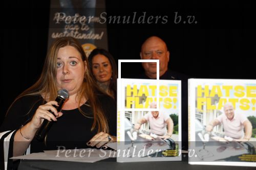 Asten 2 november 2023
Boekpresentatie Peter Gillis op park Prinsesmeer.
Aanwezig vriendin Wendy v Hout en zijn kinderen Mark Inge en Ruud . Mark Baanders reikte het eerste boek uit.