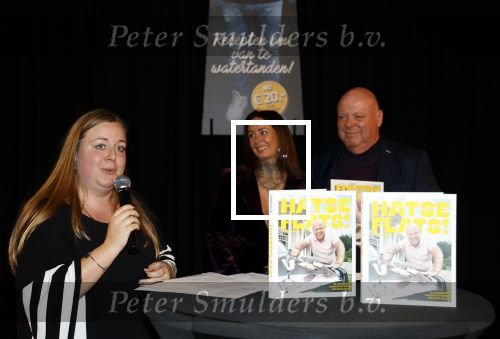 Asten 2 november 2023
Boekpresentatie Peter Gillis op park Prinsesmeer.
Aanwezig vriendin Wendy v Hout en zijn kinderen Mark Inge en Ruud . Mark Baanders reikte het eerste boek uit.