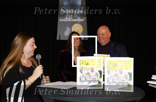 Asten 2 november 2023
Boekpresentatie Peter Gillis op park Prinsesmeer.
Aanwezig vriendin Wendy v Hout en zijn kinderen Mark Inge en Ruud . Mark Baanders reikte het eerste boek uit.