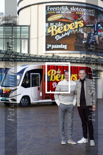 Scheveningen 23 november 2023
John de Bever en Kees de Bever ( Kees Stevens) voor hun camper bij het circustheater.