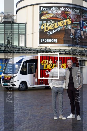 Scheveningen 23 november 2023
John de Bever en Kees de Bever ( Kees Stevens) voor hun camper bij het circustheater.