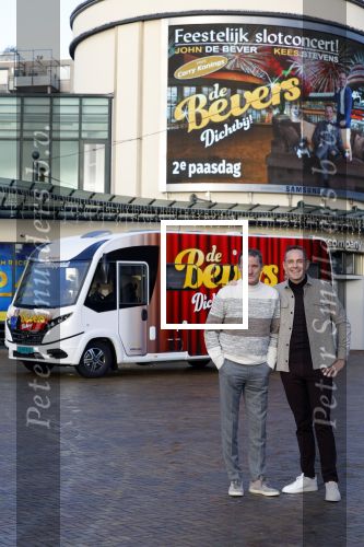 Scheveningen 23 november 2023
John de Bever en Kees de Bever ( Kees Stevens) voor hun camper bij het circustheater.
