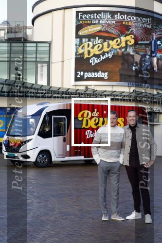 Scheveningen 23 november 2023
John de Bever en Kees de Bever ( Kees Stevens) voor hun camper bij het circustheater.