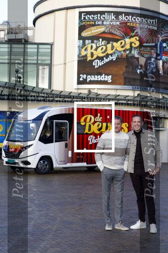 Scheveningen 23 november 2023
John de Bever en Kees de Bever ( Kees Stevens) voor hun camper bij het circustheater.