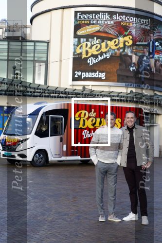 Scheveningen 23 november 2023
John de Bever en Kees de Bever ( Kees Stevens) voor hun camper bij het circustheater.