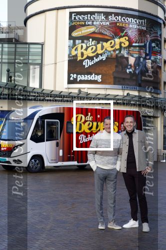 Scheveningen 23 november 2023
John de Bever en Kees de Bever ( Kees Stevens) voor hun camper bij het circustheater.