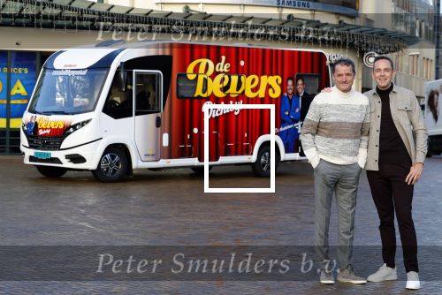 Scheveningen 23 november 2023
John de Bever en Kees de Bever ( Kees Stevens) voor hun camper bij het circustheater.