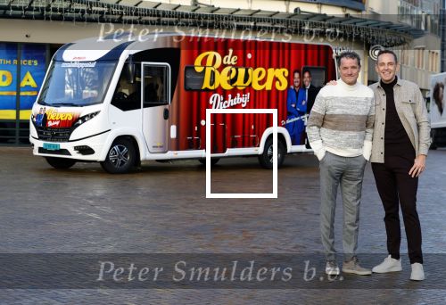 Scheveningen 23 november 2023
John de Bever en Kees de Bever ( Kees Stevens) voor hun camper bij het circustheater.