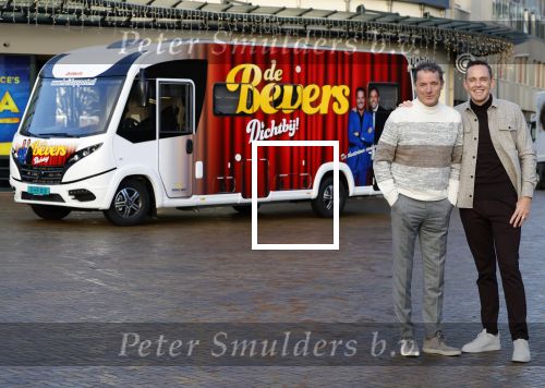 Scheveningen 23 november 2023
John de Bever en Kees de Bever ( Kees Stevens) voor hun camper bij het circustheater.