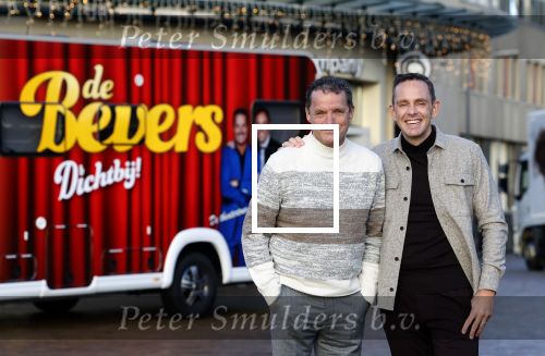 Scheveningen 23 november 2023
John de Bever en Kees de Bever ( Kees Stevens) voor hun camper bij het circustheater.
