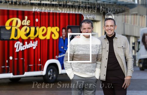 Scheveningen 23 november 2023
John de Bever en Kees de Bever ( Kees Stevens) voor hun camper bij het circustheater.