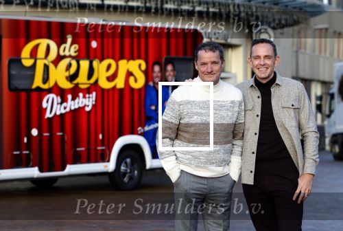Scheveningen 23 november 2023
John de Bever en Kees de Bever ( Kees Stevens) voor hun camper bij het circustheater.