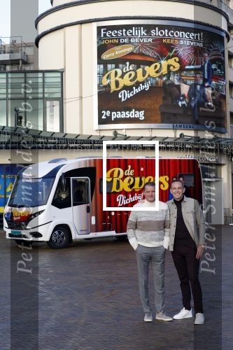 Scheveningen 23 november 2023
John de Bever en Kees de Bever ( Kees Stevens) voor hun camper bij het circustheater.