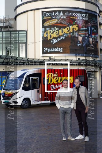 Scheveningen 23 november 2023
John de Bever en Kees de Bever ( Kees Stevens) voor hun camper bij het circustheater.