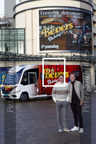 Scheveningen 23 november 2023
John de Bever en Kees de Bever ( Kees Stevens) voor hun camper bij het circustheater.