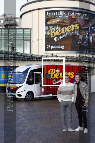 Scheveningen 23 november 2023
John de Bever en Kees de Bever ( Kees Stevens) voor hun camper bij het circustheater.