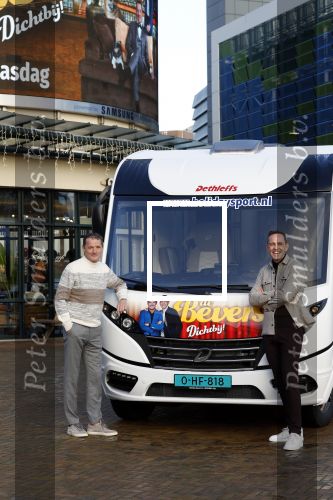 Scheveningen 23 november 2023
John de Bever en Kees de Bever ( Kees Stevens) voor hun camper bij het circustheater.