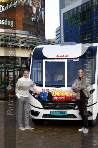 Scheveningen 23 november 2023
John de Bever en Kees de Bever ( Kees Stevens) voor hun camper bij het circustheater.