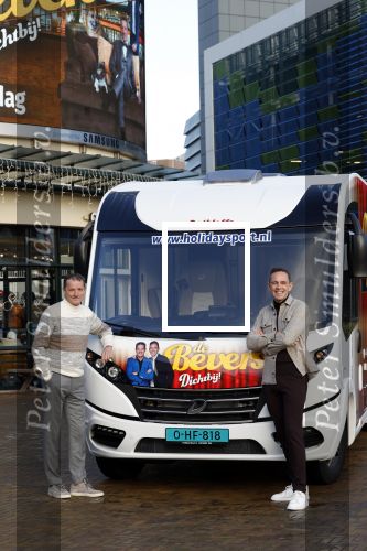 Scheveningen 23 november 2023
John de Bever en Kees de Bever ( Kees Stevens) voor hun camper bij het circustheater.