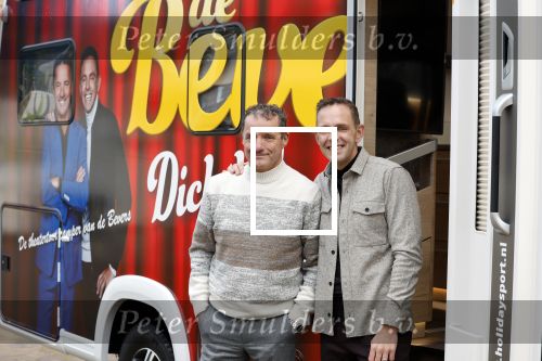 Scheveningen 23 november 2023
John de Bever en Kees de Bever ( Kees Stevens) voor hun camper bij het circustheater.
