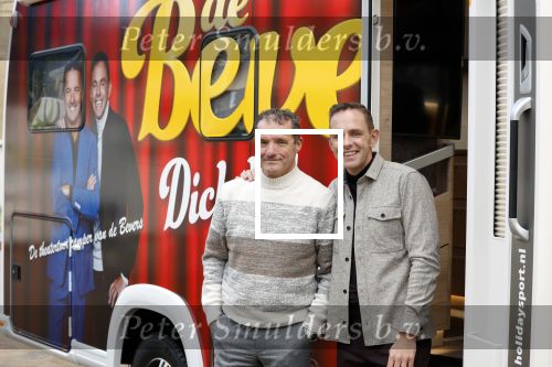 Scheveningen 23 november 2023
John de Bever en Kees de Bever ( Kees Stevens) voor hun camper bij het circustheater.