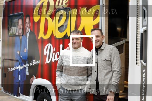 Scheveningen 23 november 2023
John de Bever en Kees de Bever ( Kees Stevens) voor hun camper bij het circustheater.