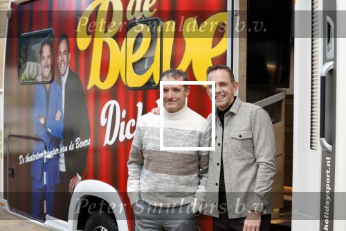 Scheveningen 23 november 2023
John de Bever en Kees de Bever ( Kees Stevens) voor hun camper bij het circustheater.