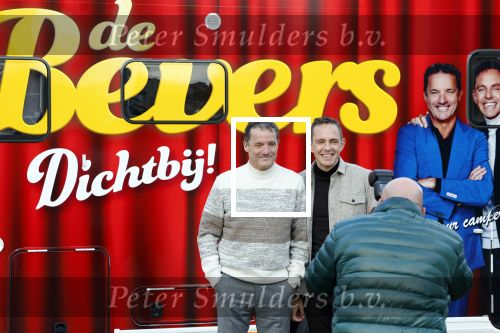 Scheveningen 23 november 2023
John de Bever en Kees de Bever ( Kees Stevens) voor hun camper bij het circustheater.