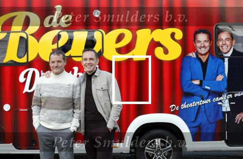 Scheveningen 23 november 2023
John de Bever en Kees de Bever ( Kees Stevens) voor hun camper bij het circustheater.