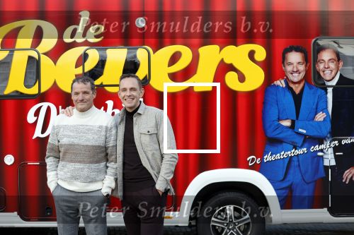 Scheveningen 23 november 2023
John de Bever en Kees de Bever ( Kees Stevens) voor hun camper bij het circustheater.