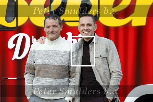 Scheveningen 23 november 2023
John de Bever en Kees de Bever ( Kees Stevens) voor hun camper bij het circustheater.