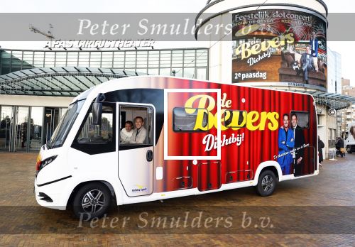 Scheveningen 23 november 2023
John de Bever en Kees de Bever ( Kees Stevens) voor hun camper bij het circustheater.