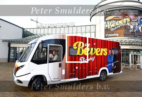 Scheveningen 23 november 2023
John de Bever en Kees de Bever ( Kees Stevens) voor hun camper bij het circustheater.