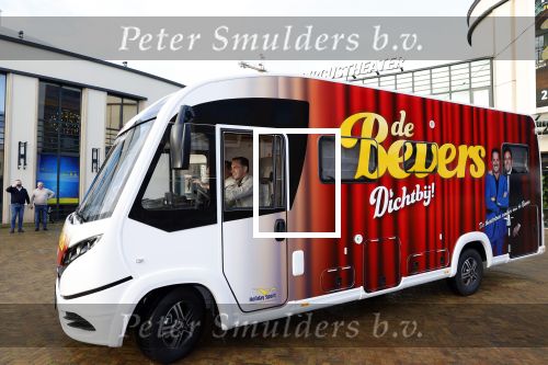 Scheveningen 23 november 2023
John de Bever en Kees de Bever ( Kees Stevens) voor hun camper bij het circustheater.