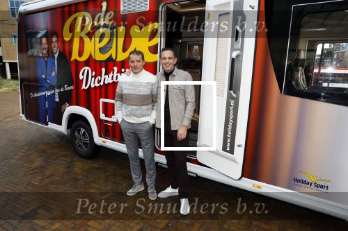 Scheveningen 23 november 2023
John de Bever en Kees de Bever ( Kees Stevens) voor hun camper bij het circustheater.